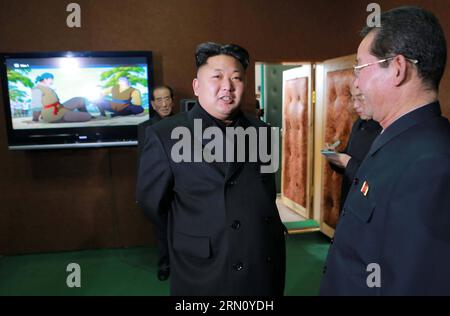 (141127) -- PYONGYANG, novembre 27 -- foto fornita dalla Korean Central News Agency () il 27 novembre 2014 mostra il leader della Repubblica Popolare Democratica di Corea (RPDC) Kim Jong un (L, front) che fornisce indicazioni sul campo al Cartoon Film Studio coreano dell'aprile 26. Kim Jong un ha stabilito importanti compiti dopo aver visitato l'atelier di immagini originale, la sala di lavoro di sfondo, il doppiaggio, la registrazione, il taglio e l'anteprima delle sale e altri luoghi dello studio per conoscere in dettaglio la produzione dei film dei cartoni animati. ) (Dzl) DPRK-KIM JONG un-CARTOON FILM STUDIO-VISIT KCNA PUBLICATIONxNOTxINxCHN Pyongyang Nov 27 foto fornita Foto Stock