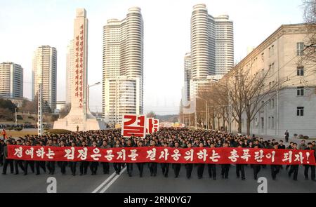 (141127) -- PYONGYANG, 27 novembre 2014 -- foto fornita dalla Korean Central News Agency () il 27 novembre 2014 mostra i membri della giovane avanguardia che partecipano a una manifestazione dopo una manifestazione a Pyongyang, nella Repubblica Popolare Democratica di Corea (RPDC). I membri della giovane avanguardia, i funzionari e i membri dei sindacati hanno tenuto raduni giovedì presso il Teatro all'aperto del Parco dei giovani e il sito rivoluzionario Jonsung a Pyongyang per sostenere la dichiarazione della Commissione nazionale di difesa della RPDC contro una risoluzione delle Nazioni Unite sui diritti umani, secondo . ) RPDC-PYONGYANG-DEMONSTRATION KCNA PUBLICATIONXNOTXINXCHN P Foto Stock