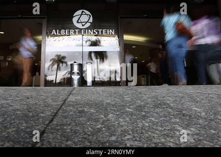 (141128) -- SAN PAOLO, persone sono viste all'Albert Einstein Hospital nel sud di San Paolo del Brasile 27 novembre 2014. L'ex calciatore brasiliano Edson Arantes do Nascimiento, meglio conosciuto come Pele, ricoverato all'ospedale Albert Einstein quattro giorni fa a causa di infezione delle vie urinarie, è stato trasferito in un'unità speciale di cura il giovedì. ) (ah) (SP)BRASIL-SAO PAULO-SOCCER-PELE RahelxPatrasso PUBLICATIONxNOTxINxCHN Sao Paulo Celebrities are Lakes PRESSO L'Albert Einstein Hospital nel sud di San Paolo del Brasile novembre 27 2014 l'ex calciatore brasiliano Edson Arantes Do meglio conosciuto come Pele Accepted i Foto Stock