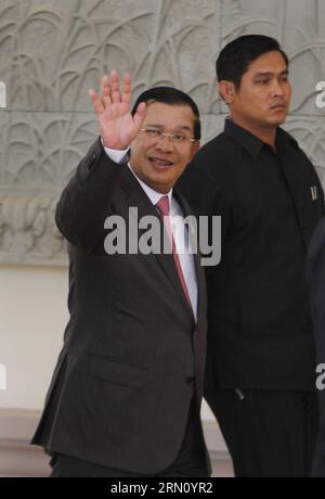 (141128) -- PHNOM PENH, 28 novembre 2014 -- il primo ministro cambogiano Hun Sen (L) onda ai giornalisti a Phnom Penh, Cambogia, il 28 novembre 2014 . Il primo ministro cambogiano Hun Sen, vicepresidente del Partito popolare cambogiano al governo, ha incontrato Sam Rainsy, presidente del partito di opposizione Cambogia National Rescue Party, venerdì per trovare soluzioni alle questioni rimanenti dopo che i due leader hanno concordato in luglio di porre fine alle loro divergenze nelle elezioni dello scorso anno. ) CAMBOGIA-PHNOM PENH-PM-RIUNIONE LEADER DELL'OPPOSIZIONE Sovannara PUBLICATIONxNOTxINxCHN Phnom Penh Nov 28 2014 primi ministri cambogiani HUN Sen l Wa Foto Stock