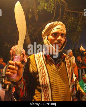 (141128) -- KATHMANDU, 28 novembre 2014 -- Un uomo indù porta una lama prima di una cerimonia sacrificale per il festival di Gadhimai vicino al tempio di Gadhimai a Bariyapur, Bara, Nepal, 28 novembre 2014. Il festival Gadhimai è un festival indù con l'obiettivo di compiacere Gadhimai, la dea del potere. NEPAL-BARA-GADHIMAI FESTIVAL SunilxSharma PUBLICATIONxNOTxINxCHN Kathmandu Nov 28 2014 un uomo indù porta una lama prima di una cerimonia sacrificale per Festival Near Temple in BARA Nepal Nov 28 2014 Festival È un Festival indù con l'OBIETTIVO della Dea del potere Nepal BARA Festival PUBLICATIONxNOTxINxCHN Foto Stock