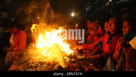 (141128) -- KATHMANDU, 28 novembre 2014 -- i devoti indù offrono preghiere durante il festival Gadhimai di fronte al tempio Gadhimai a Bariyapur, Bara, Nepal, 28 novembre 2014. Il festival Gadhimai è un festival indù con l'obiettivo di compiacere Gadhimai, la dea del potere. NEPAL-BARA-GADHIMAI FESTIVAL SunilxSharma PUBLICATIONxNOTxINxCHN Kathmandu Nov 28 2014 i devoti indù OFFRONO preghiere durante Festival in Front of Temple a BARA Nepal Nov 28 2014 Festival È un Festival indù con l'OBIETTIVO della Dea del potere Nepal BARA Festival PUBLICATIONxNOTxINxCHN Foto Stock