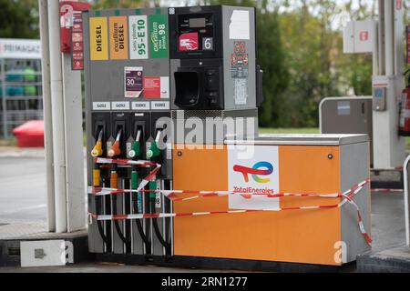 Carenza di carburante il 26 ottobre 2022: Stazione di servizio TotalEnergies chiusa a Pont de l’Isere (Francia sud-orientale). Pompa del gas guasta Foto Stock