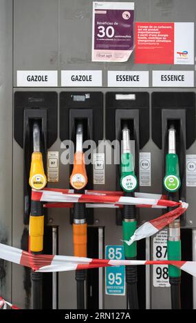 Carenza di carburante il 26 ottobre 2022: Stazione di servizio TotalEnergies chiusa a Pont de l’Isere (Francia sud-orientale). Pompa del gas guasta Foto Stock