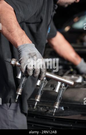 Lavoro meccanico in un garage Foto Stock
