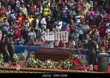 AKTUELLES ZEITGESCHEHEN Mexiko - trauerfeier für den Comedian Chespirito la bara del comico messicano Roberto Gomez Bolanos, noto come Chespirito , arriva allo Stadio Azteca durante il suo servizio commemorativo a città del Messico, capitale del Messico, il 30 novembre 2014. Roberto Gomez Bolanos morì venerdì all'età di 85 anni nella città di Cancun, a sud-est del Messico. (jp) CITTÀ DEL MESSICO-SERVIZIO MEMORIALE-ROBERTO GOMEZ BOLANOS Davidxdexlaxpaz PUBLICATIONxNOTxINxCHN notizie eventi attuali Messico cerimonia di lutto per il comico The Coffin del comico MESSICANO Roberto Gomez Bolanos conosciuto come arriva a. Foto Stock