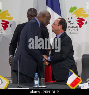 POLITIK Frankophonie Gipfel a Dakar Amdou Diouf (L), Segretario generale delle organizzazioni internazionali della Francofonia (OIF) saluta il presidente francese Francois Hollande prima della conferenza stampa del XV vertice della Francofonia a Dakar, Senegal, 30 novembre 2014. L'OIF ha annunciato il suo neoeletto Segretario generale Michaelle Jean domenica, che entrerà in carica dal 1° gennaio 2015. ) VERTICE SENEGAL-DAKAR-FRANCOFONIA-CONFERENZA STAMPA LixJing PUBLICATIONxNOTxINxCHN politica Vertice Francofonia a Dakar Diouf l Segretario generale delle organizzazioni internazionali di la Francophonie OIF saluta Foto Stock