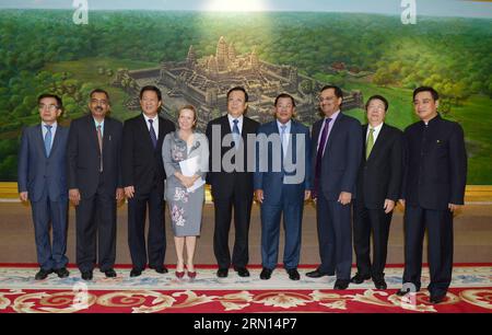 Il primo ministro cambogiano Hun Sen (4°, R), Hao Ping (5°, R), il presidente della Conferenza generale dell'Organizzazione delle Nazioni Unite per l'educazione, la scienza e la cultura (UNESCO) e il vice ministro dell'istruzione cinese, e altri ospiti si sono potuti per le foto a Phnom Penh, Cambogia, 1° dicembre 2014. Hao ha salutato la Cambogia per i suoi sforzi per preservare e sviluppare i siti del patrimonio mondiale, ha detto un portavoce cambogiano. )(zhf) CAMBOGIA-PHNOM PENH-UNESCO Sovannara PUBLICATIONxNOTxINxCHN primi ministri cambogiani HUN Sen 4th r Hao Ping 5th r Presidente della Conferenza generale delle Nazioni Unite per l'educazione Scien Foto Stock