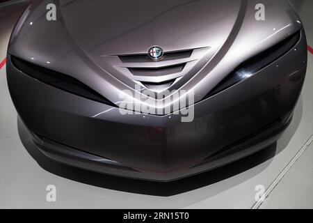 San Pietroburgo, Russia - 29 gennaio 2021: Dettagli Alfa Romeo bella, cofano grigio metallizzato con logotipo Alfa Romeo Foto Stock