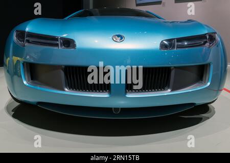 San Pietroburgo, Russia - 29 gennaio 2021: Vista ravvicinata di Bertone Birusa, una concept car costruita nel 2003 dalla Bertone e basata sulla BMW Z8 Foto Stock