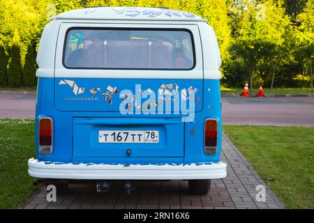 San Pietroburgo, Russia - 1° luglio 2021: L'autobus bianco blu Volkswagen Transporter T2 è parcheggiato su una corsia acciottolata, vista posteriore Foto Stock