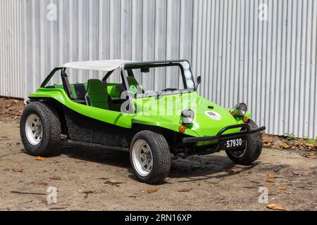 Mahe, Seychelles - 7 agosto 2023: Buggy verde nero sulla spiaggia parcheggiato in una giornata di sole Foto Stock