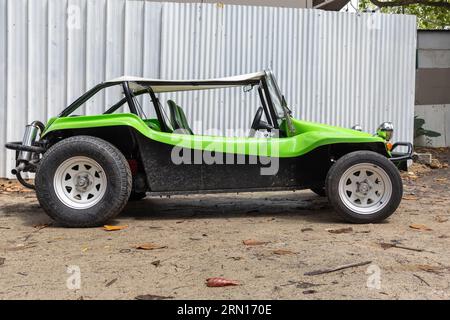 Mahe, Seychelles - 7 agosto 2023: Buggy verde nero sulla spiaggia parcheggiato in una giornata di sole, vista laterale Foto Stock