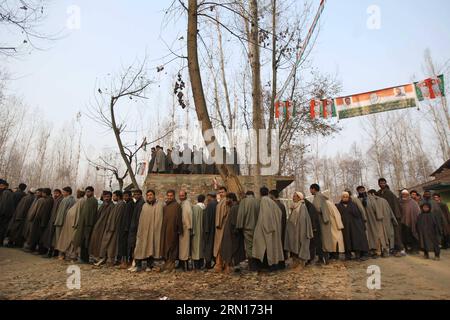 (141202) -- SRINAGAR, 2 dicembre 2014 -- il popolo del Kashmir si mette in fila per esprimere i propri voti al di fuori di un collegio elettorale al villaggio di Nowpora nel distretto di Kulgam, circa 65 km a sud di Srinagar, la capitale estiva del Kashmir controllato dagli indiani, 2 dicembre 2014. Il voto per la seconda fase delle elezioni locali nel Kashmir controllato dagli indiani è iniziato martedì tra timori e misure di sicurezza rigorose, hanno detto i funzionari. ) (Djj) KASHMIR-SRINAGAR-ELEZIONI-POLLING JavedxDar PUBLICATIONxNOTxINxCHN Srinagar DEC 2 2014 celebrità Kashmiri in coda per esprimere i loro voti fuori da una stazione di polling NEL villaggio nel distretto di Kulgam Abo Foto Stock