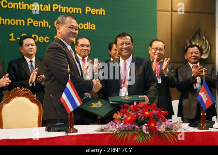 (141203) -- PHNOM PENH, 3 dicembre 2014 -- il segretario di Stato del ministero della difesa cambogiano, il generale Neang Phat (fronte R) stringe la mano al tenente generale Boonchu Kird-chok, direttore del comitato di frontiera del quartier generale delle forze armate tailandesi, durante la cerimonia di firma a Phnom Penh, Cambogia, 3 dicembre 2014. Mercoledì i funzionari della difesa cambogiani e thailandesi hanno promesso di rafforzare ulteriormente la cooperazione lungo il confine per benefici reciproci, secondo una dichiarazione congiunta rilasciata dopo una riunione di due giorni. )(azp) CAMBOGIA-PHNOM PENH-COOPERAZIONE-DIFESA Phearum PUBLICATIONxNOTxINxCHN Phnom Penh DEC 3 2014 Secreta Foto Stock