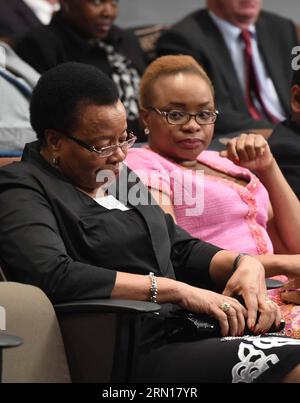 (141204) -- JOHANNESBURG, 4 dicembre 2014 -- Graca Machel (L), vedova dell'ex presidente del Sudafrica Nelson Mandela, partecipa alla cerimonia di apertura della mostra Nelson Mandela Condoolence Books presso il Nelson Mandela Centre of Memory di Johannesburg, Sudafrica, il 4 dicembre 2014. La Nelson Mandela Condoolence Books Exhibition si è tenuta giovedì per celebrare il prossimo primo anniversario della morte del Presidente del Sud Africa Nelson Mandela, che cade il 5 dicembre 2014. Un totale di 4850 libri di condoglianze che sono stati portati dalle ambasciate del Sudafrica in tutto il mondo e più di 100 Foto Stock