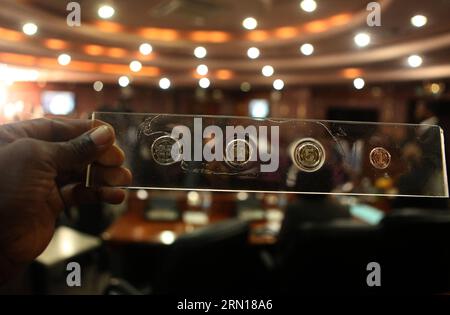 (141205) -- HARARE, 5 dicembre 2014 -- il governatore della Reserve Bank of Zimbabwe (RBZ) John Mangudya mostra una nuova serie di monete obbligazionarie presso la sede centrale della banca ad Harare, Zimbabwe, 5 dicembre 2014. Venerdì la Reserve Bank of Zimbabwe (RBZ), o la banca centrale, ha presentato nuove monete obbligazionarie che dovrebbero alleviare i problemi di cambiamento creati dopo che il paese ha adottato un sistema multicurrenale nel febbraio 2009. ) (Djj) ZIMBABWE-HARARE-CURRENCY Stringer PUBLICATIONxNOTxINxCHN Harare DEC 5 2014 il governatore della Reserve Bank of Zimbabwe RBZ John mostra una nuova serie di monete obbligazionarie PRESSO la sede centrale della Banca di Harare Foto Stock