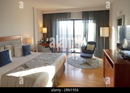 Camera d'albergo al St Julian's di Malta. La camera dispone di un letto king size e di un balcone affacciato sulla costa e sul Mar Mediterraneo. Foto Stock