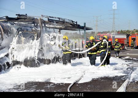 (141210) -- GERUSALEMME, i vigili del fuoco lavorano sulla scena in cui un uomo è rimasto ucciso durante le esplosioni di un camion cisterna a gas che ha preso fuoco sulla Jerusalem-Tel Aviv Highway, dopo un incidente in cui ha colpito un rimorchio di un veicolo, vicino all'incrocio di Ben Shemen, il 10 dicembre 2014. Mercoledì scorso, una cisterna a gas è esplosa fuori Gerusalemme, dopo essersi scontrata con un veicolo, uccidendo una persona, ha detto la polizia israeliana. Secondo la polizia, il camion del gas si è ribaltato dopo essere collidito con un rimorchio di un veicolo nell'autostrada Gerusalemme-Tel Aviv, causando lo scoppio del camion carico di gas in fiamme. ) MEDIO Foto Stock