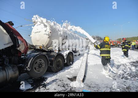 (141210) -- GERUSALEMME, i vigili del fuoco lavorano sulla scena in cui un uomo è rimasto ucciso durante le esplosioni di un camion cisterna a gas che ha preso fuoco sulla Jerusalem-Tel Aviv Highway, dopo un incidente in cui ha colpito un rimorchio di un veicolo, vicino all'incrocio di Ben Shemen, il 10 dicembre 2014. Mercoledì scorso, una cisterna a gas è esplosa fuori Gerusalemme, dopo essersi scontrata con un veicolo, uccidendo una persona, ha detto la polizia israeliana. Secondo la polizia, il camion del gas si è ribaltato dopo essere collidito con un rimorchio di un veicolo nell'autostrada Gerusalemme-Tel Aviv, causando lo scoppio del camion carico di gas in fiamme. ) MEDIO Foto Stock