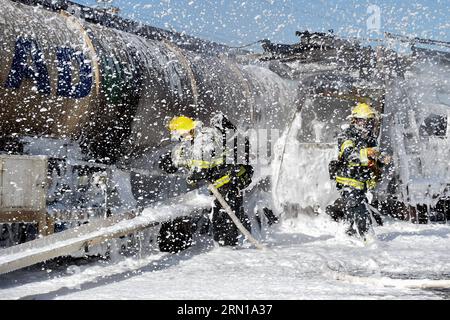 (141210) -- GERUSALEMME, i vigili del fuoco lavorano sulla scena in cui un uomo è rimasto ucciso durante le esplosioni di un camion cisterna a gas che ha preso fuoco sulla Jerusalem-Tel Aviv Highway, dopo un incidente in cui ha colpito un rimorchio di un veicolo, vicino all'incrocio di Ben Shemen, il 10 dicembre 2014. Mercoledì scorso, una cisterna a gas è esplosa fuori Gerusalemme, dopo essersi scontrata con un veicolo, uccidendo una persona, ha detto la polizia israeliana. Secondo la polizia, il camion del gas si è ribaltato dopo essere collidito con un rimorchio di un veicolo nell'autostrada Gerusalemme-Tel Aviv, causando lo scoppio del camion carico di gas in fiamme. ) MEDIO Foto Stock