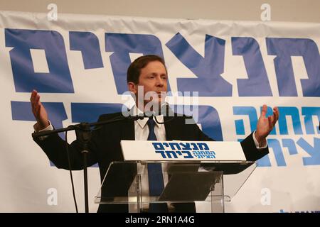 POLITIK Israel: Mitte-Links-Bündnis tritt mit gemeinsamer liste an (141210) - TEL AVIV, 10 dicembre 2014 - il capo del Partito Laburista israeliano Yitzhak Herzog gestures durante una conferenza stampa con l'ex ministro della giustizia israeliano Tzipi Livni a Tel Aviv, Israele, il 10 dicembre 2014. JINI/) ISRAEL-TEL AVIV-LIVNI-HERZOG-ELECTIONS-JOIN HANDS RonixSchutzer PUBLICATIONxNOTxINxCHN politica Israel center Left Alliance Tritt with Common List to Tel Aviv DEC 10 2014 israeliani Laboratory Party Chief Yitzhak Herzog gestures durante una conferenza stampa con Gli ex Ministri della giustizia israeliani Tzipi Livni a Tel Aviv Foto Stock