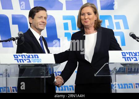 POLITIK Israel: Mitte-Links-Bündnis tritt mit gemeinsamer liste an (141210) - TEL AVIV, 10 dicembre 2014 - il capo del Partito Laburista israeliano Yitzhak Herzog (L) stringe la mano all'ex ministro della giustizia israeliano Tzipi Livni durante una conferenza stampa a Tel Aviv, Israele, il 10 dicembre 2014. L'ex ministro della giustizia israeliano Tzipi Livni e il capo del partito laburista Yitzhak Herzog hanno annunciato mercoledì di unirsi alle mani prima delle elezioni del 17 marzo. In una conferenza stampa congiunta tenutasi mercoledì a Tel Aviv, Herzog, presidente della più grande opposizione parlamentare di centro-sinistra, e Livni, capo del partito di centro-sinistra H Foto Stock