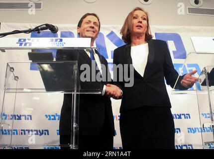 POLITIK Israel: Mitte-Links-Bündnis tritt mit gemeinsamer liste an (141210) - TEL AVIV, 10 dicembre 2014 - il capo del Partito Laburista israeliano Yitzhak Herzog (L) stringe la mano all'ex ministro della giustizia israeliano Tzipi Livni durante una conferenza stampa a Tel Aviv, Israele, il 10 dicembre 2014. L'ex ministro della giustizia israeliano Tzipi Livni e il capo del partito laburista Yitzhak Herzog hanno annunciato mercoledì di unirsi alle mani prima delle elezioni del 17 marzo. In una conferenza stampa congiunta tenutasi mercoledì a Tel Aviv, Herzog, presidente della più grande opposizione parlamentare di centro-sinistra, e Livni, capo del partito di centro-sinistra H Foto Stock