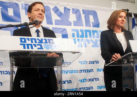 POLITIK Israel: Mitte-Links-Bündnis tritt mit gemeinsamer liste an (141210) - TEL AVIV, 10 dicembre 2014 - il capo del Partito Laburista israeliano Yitzhak Herzog (L) parla come l'ex ministro della giustizia israeliano Tzipi Livni guarda durante una conferenza stampa a Tel Aviv, Israele, il 10 dicembre 2014. L'ex ministro della giustizia israeliano Tzipi Livni e il capo del partito laburista Yitzhak Herzog hanno annunciato mercoledì di unirsi alle mani prima delle elezioni del 17 marzo. In una conferenza stampa congiunta tenutasi mercoledì a Tel Aviv, Herzog, presidente della più grande opposizione parlamentare di centro-sinistra, e Livni, capo del partito di centro-sinistra Foto Stock