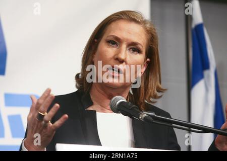 POLITIK Israel: Mitte-Links-Bündnis tritt mit gemeinsamer liste An (141210) - TEL AVIV, 10 dicembre 2014 - l'ex ministro della giustizia israeliano Tzipi Livni ha tenuto una conferenza stampa con il capo del Partito Laburista israeliano Yitzhak Herzog a Tel Aviv, Israele, il 10 dicembre 2014. JINI/) ISRAEL-TEL AVIV-LIVNI-HERZOG-ELECTIONS-JOIN HANDS RonixSchutzer PUBLICATIONxNOTxINxCHN politica Israel center Left Alliance Tritt with Common List a Tel Aviv DEC 10 2014 Gli ex ministri della giustizia israeliani Tzipi Livni si rivolgono a una conferenza stampa con il capo del Partito del laboratorio israeliano Yitzhak Herzog a Tel Aviv Israele SU D. Foto Stock