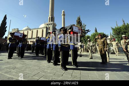 (141211) - SANAA, 11 dicembre 2014 -- le guardie d'onore yemenite portano bare di soldati uccisi da militanti di al-Qaida due giorni fa durante una processione funeraria tenutasi a Sanaa, Yemen, l'11 dicembre 2014. Una base militare yemenita e un posto di blocco dell'esercito furono presi di mira da due autobombe nella provincia sud-orientale di Hadramout il 9 dicembre, lasciando 10 soldati uccisi e altri 12 feriti. ) YEMEN-SANAA-FUNERALE HanixAli PUBLICATIONxNOTxINxCHN Sanaa DEC 11 2014 le guardie D'ONORE yemenite trasportano Coffin di soldati UCCISI da militante di al Qaeda due giorni durante un eroe della processione funebre a Sanaa Yemen IL DEC 11 2014 un MIL yemenita Foto Stock