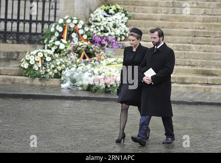 (141212) -- BRUXELLES, 12 dicembre 2014 -- il principe Guillaume (R), granduca ereditario di Lussemburgo e la contessa belga Stephanie de Lannoy lasciano la cattedrale di San Michael e St. Gudula durante i funerali della regina belga Fabiola a Bruxelles, capitale del Belgio, 12 dicembre 2014. La regina belga Fabiola, vedova di re Baudouin e regina tra il 1960 e il 1993, morì all'età di 86 anni il 5 dicembre. ) BELGIO-BRUXELLES-REGINA-FABIOLA-FUNERALE YexPingfan PUBLICATIONxNOTxINxCHN Bruxelles DEC 12 2014 Principe Guillaume r Granduca ereditario di Lussemburgo e Contessa belga Stephanie de Leave the Cathed Foto Stock