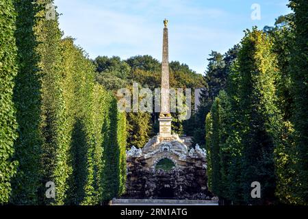 La Fontana dell'Obelisco nei Giardini del Palazzo di Schonbrunn - Vienna, Austria Foto Stock