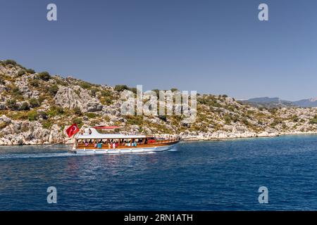 Tour turistico turco di Kekova in barca lungo la costa di Kekova nel Mar Mediterraneo, regione di Kekova, Turchia Foto Stock