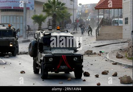 (141212) -- HEBRON, 12 dicembre 2014 - Un palestinese lancia pietre contro le forze israeliane durante gli scontri nella città di Hebron in Cisgiordania, 12 dicembre 2014. Scoppiarono scontri mentre i sostenitori di Hamas si preparavano ad iniziare una manifestazione in vista del 27° anniversario della fondazione di Hamas. ) MamounxWazwaz PUBLICATIONxNOTxINxCHN Hebron DEC 12 2014 un Hurle Stones PALESTINESE ALLE forze israeliane durante gli scontri nella CISGIORDANIA città di Hebron DEC 12 2014 scontri sono scoppiati mentre i sostenitori di Hamas si stavano preparando a iniziare un raduno in vista del 27 ° anniversario della fondazione di Hamas PUBLICATIONxTxINxCHN Foto Stock