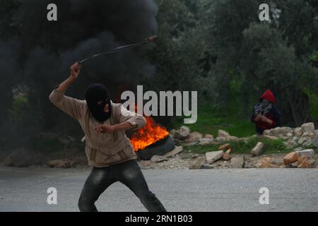 (141212) -- HEBRON, 12 dicembre 2014 - Un palestinese lancia pietre contro le forze israeliane durante gli scontri nella città di Hebron in Cisgiordania, 12 dicembre 2014. Scoppiarono scontri mentre i sostenitori di Hamas si preparavano ad iniziare una manifestazione in vista del 27° anniversario della fondazione di Hamas. ) MamounxWazwaz PUBLICATIONxNOTxINxCHN Hebron DEC 12 2014 un Hurle Stones PALESTINESE ALLE forze israeliane durante gli scontri nella CISGIORDANIA città di Hebron DEC 12 2014 scontri sono scoppiati mentre i sostenitori di Hamas si stavano preparando a iniziare un raduno in vista del 27 ° anniversario della fondazione di Hamas PUBLICATIONxTxINxCHN Foto Stock