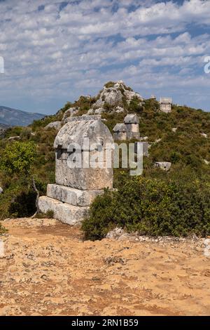 Primo piano dell'antico sarcofago in pietra / Sarcofagi (tomba Licia) nella Necropoli Licia, Simena, Turchia Foto Stock