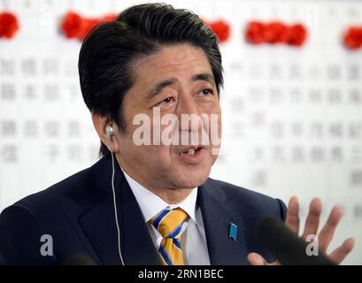 POLITIK Wahlen in Giappone - Neuwahl des Unterhauses (141214) -- TOKYO, 14 dicembre 2014 -- il primo ministro giapponese Shinzo Abe parla ai giornalisti presso la sede del Partito Liberale Democratico (LDP) giapponese a Tokyo, 14 dicembre 2014. LDP e il suo piccolo partner il Partito Komeito avrebbero dovuto vincere due terzi dei seggi nella camera bassa di 475 seggi nelle elezioni di domenica e il solo LDP avrebbe potuto guadagnare più di 300 seggi, i sondaggi di uscita hanno mostrato. ) GIAPPONE-TOKYO-ELEZIONI GENERALI-LDP MaxPing PUBLICATIONxNOTxINxCHN politica scegliere in Giappone rielezione della camera bassa Tokyo DEC 14 2014 I primi Ministri giapponesi Shinz Foto Stock