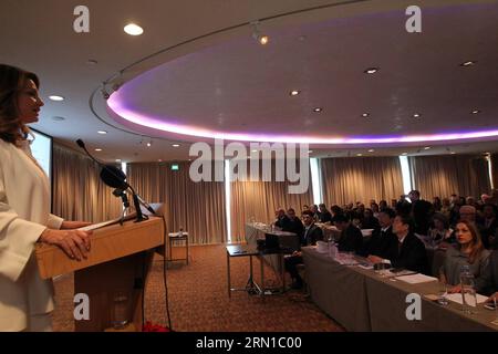 Il Vice Ministro della Cultura greco Angela Gerekou (L) interviene durante l'inaugurazione della mostra di arte porcellana cinese contemporanea ad Atene, in Grecia, 15 dicembre 2014. Per la prima volta in Grecia, il Museo di Arte Asiatica sull'isola di Corfù del Mar Ionio ospita nei prossimi sei mesi un'impressionante mostra di Arte Porcellana Cinese contemporanea intitolata la nuova via della Seta. La mostra temporanea, che comprende 60 capolavori di 30 artisti, sarà aperta ai visitatori dal 17 dicembre 2014 al 16 maggio 2015. ) (Lyi) GRECIA-ATENE-CINA-MOSTRA D'ARTE CERAMICA MariosxLolos PUBLICATIONxNOTxINxCHN Foto Stock