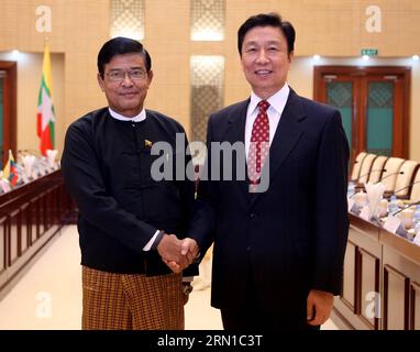 (141216) -- NAY PYI TAW, 16 dicembre 2014 -- il vicepresidente del Myanmar Nyan Tun (L) stringe la mano al vicepresidente cinese in visita li Yuanchao durante i loro colloqui a Nay Pyi Taw, Myanmar, 16 dicembre 2014. ) MYANMAR-NAY PYI TAW-CHINA-MEETING UxAung PUBLICATIONxNOTxINxCHN Nay Pyi Taw DEC 16 2014 il vicepresidente del Myanmar Nyan DO l Shakes Hands with Visiting Chinese Vice President ha lasciato Yuan Chao durante i loro colloqui a Nay Pyi Taw Myanmar DEC 16 2014 Myanmar Nay Pyi Taw China Meeting PUBLICATIONxNOTxCHN Foto Stock