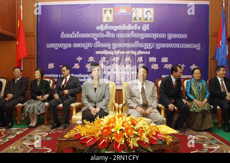 (141217) -- PHNOM PENH, 17 dicembre 2014 -- il vice primo ministro cambogiano e il ministro del governo Sok An (4a R) e l'ambasciatore cinese in Cambogia Bu Jianguo (4a L) partecipano a una conferenza sulle relazioni Cambogia-Cina a Phnom Penh, Cambogia, 17 dicembre 2014. Mercoledì si è tenuta qui la quarta Conferenza internazionale sulle relazioni diplomatiche Cambogia-Cina durante la vita del defunto re cambogiano Norodom Sihanouk, con l'obiettivo di commemorare i risultati che aveva fatto nella costruzione dei legami Cambogia-Cina, hanno detto i funzionari. )(hy) CAMBOGIA-PHNOM PENH-CINA-CONFERENZA Sovanara PUBLICATIONxNOTxINxCHN Phnom PE Foto Stock