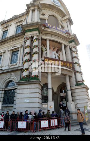 (141220) -- MACAO, 20 dicembre 2014 -- la gente aspetta in coda per acquistare francobolli ricordo in un ufficio postale a Macao, Cina meridionale, 20 dicembre 2014. Il Macao Post ha emesso cartelle di francobolli ricordo e due set di articoli filatelici per celebrare il 15 ° anniversario della creazione della regione amministrativa speciale di Macao (SAR) il sabato. ) (lfj) CHINA-MACAO-ANNIVERSARY-STAMP (CN) QinxQing PUBLICATIONxNOTxINxCHN Macao DEC 20 2014 celebrità attendono in coda per acquistare francobolli ricordo PRESSO un ufficio postale di Macao Cina meridionale DEC 20 2014 il Macao Post ha emesso cartelle di francobolli ricordo e due set di Foto Stock