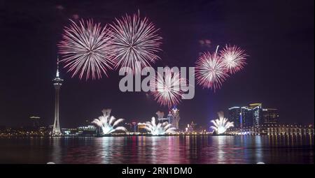 (141220) -- MACAO, 20 dicembre 2014 -- Uno spettacolo di fuochi d'artificio si tiene per celebrare il 15° anniversario del ritorno di Macao in Cina a Macao, nel sud della Cina, il 20 dicembre 2014. ) (Wyl) CHINA-MACAO-RETURN ANNIVERSARY-FIREWORKS SHOW (CN) LuixSiuxWai PUBLICATIONxNOTxINxCHN Macao DEC 20 2014 a Fireworks Show IS Hero per celebrare il 15 ° anniversario del ritorno di Macao in Cina a Macao nel sud della Cina IL 20 dicembre 2014 China Macao Return Anniversary Fireworks Show CN PUBLICATIONXNOTxINXCHN Foto Stock