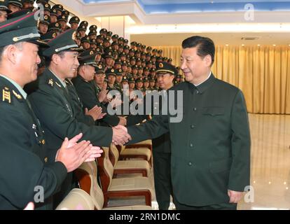 (141220) -- MACAO, 20 dicembre 2014 -- il presidente cinese Xi Jinping (R), anche segretario generale del Comitato centrale del Partito Comunista Cinese e presidente della Commissione militare centrale, incontri con gli ufficiali della guarnigione dell'Esercito Popolare Cinese di Liberazione nella regione amministrativa speciale di Macao (SAR) a Macao, Cina meridionale, 20 dicembre 2014. ) (Wyl) CHINA-MACAO-XI JINPING-MILITARY-INSPECTION (CN) LixGang PUBLICATIONxNOTxINxCHN Macao DEC 20 2014 presidente cinese Xi Jinping r segretario generale del Comitato centrale del Partito comunista cinese e presidente della centrale Foto Stock