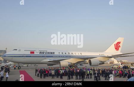 (141220) -- MACAO, 20 dicembre 2014 -- la gente saluta il presidente cinese Xi Jinping all'aeroporto di Macao, nel sud della Cina, il 20 dicembre 2014. XI ha concluso la sua visita di due giorni a Macao sabato dopo aver partecipato alle celebrazioni per il quindicesimo anniversario del ritorno di Macao in Cina e l'inaugurazione del quarto governo della regione amministrativa speciale di Macao. (Wyl) CHINA-MACAO-XI JINPING-LEAVING (CN) LuixSiuxWai PUBLICATIONxNOTxINxCHN Macao DEC 20 2014 celebrità Wave Goodbye al presidente cinese Xi Jinping ALL'aeroporto di Macao nella Cina meridionale IL 20 dicembre 2014 Xi ha concluso il suo due giorni Foto Stock