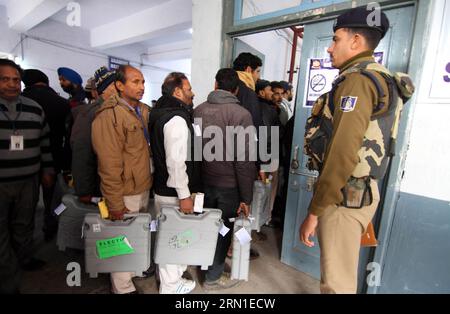 (141223) -- JAMMU, 23 dicembre 2014 -- i funzionari dei sondaggi portano macchine elettorali elettroniche dei sondaggi elettorali recentemente conclusi dell'assemblea di Jammu e Kashmir a Jammu, Kashmir controllato dagli indiani, 23 dicembre 2014. Nessun partito politico pro-India ha ottenuto la maggioranza per garantire l'unica formazione del governo nel Kashmir controllato dagli indiani, hanno detto i funzionari elettorali martedì. ) KASHMIR-JAMMU-VOTE Stringer PUBLICATIONxNOTxINxCHN Jammu DEC 23 2014 i funzionari dei sondaggi portano le macchine elettorali elettroniche dei sondaggi ELETTORALI dell'Assemblea Jammu e del Kashmir conclusi di recente a Jammu DEC del Kashmir controllato dall'India 23 2014 No Foto Stock