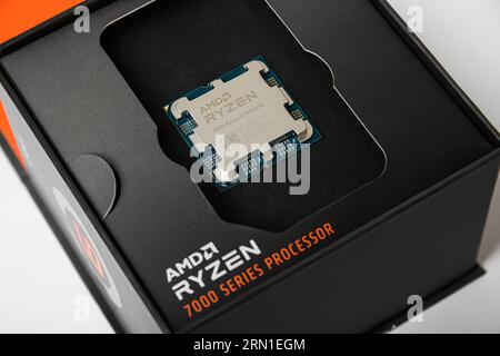 Primo piano del processore AMD Ryzen 9 7950X3D. Foto studio. Foto Stock