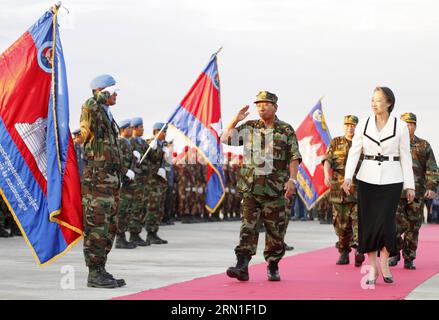 (141226) -- PHNOM PENH, 25 dicembre 2014 -- Vice primo Ministro cambogiano e Ministro della difesa Tea Banh (C) ispeziona la guardia d'onore a Phnom Penh, 25 dicembre 2014. Il quarto gruppo di 184 truppe cambogiane è tornato a casa giovedì dopo aver completato la loro missione di pace annuale delle Nazioni Unite in Libano. (Zhf) CAMBOGIA-PHNOM PENH-ONU PEACEKEEPING-HOME Sovannara PUBLICATIONxNOTxINxCHN Phnom Penh DEC 25 2014 Vice primi Ministri cambogiani e Ministri della difesa Tea Banh C ispezionare la Guardia d'ONORE a Phnom Penh DEC 25 2014 il quarto lotto di 184 truppe cambogiane è tornato a casa giovedì AF Foto Stock