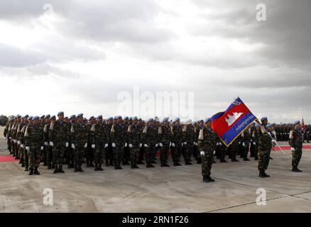 (141226) -- PHNOM PENH, 25 dicembre 2014 -- le forze di pace cambogiane si riuniscono in una base aerea militare a Phnom Penh, 25 dicembre 2014. Il quarto gruppo di 184 truppe cambogiane è tornato a casa giovedì dopo aver completato la loro missione di pace annuale delle Nazioni Unite in Libano. (Zhf) CAMBOGIA-PHNOM PENH-ONU PEACEKEEPING-HOME Sovannara PUBLICATIONxNOTxINxCHN Phnom Penh DEC 25 2014 pacificatori cambogiani si riuniscono IN una base militare a Phnom Penh DEC 25 2014 il quarto lotto di 184 truppe cambogiane sono tornate a casa giovedì dopo aver completato la loro missione annuale di mantenimento della pace delle Nazioni Unite in Libano Cambo Foto Stock