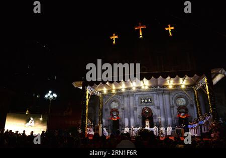 (141224) - XI AN, 24 dicembre 2014 - i cattolici celebrano la vigilia di Natale in una chiesa a Xi An, capitale della provincia dello Shaanxi della Cina nord-occidentale, 24 dicembre 2014. ) (Zkr) CHINA-XI CHIESA CATTOLICA-VIGILIA DI NATALE (CN) LiuxXiao PUBLICATIONxNOTxINxCHN Xi to DEC 24 2014 i cattolici celebrano la vigilia di Natale in una chiesa a Xi nella capitale della provincia dello Shaanxi della Cina nord-occidentale DEC 24 2014 CCR China Xi to Catholic Church Christmas Eve CN PUBLICATIONxNOTxINxCHN Foto Stock